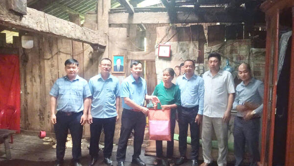 LÃNH ĐẠO XÃ BẰNG MẠC THĂM HỎI, ĐỘNG VIÊN CÁC HỘ GIA ĐÌNH BỊ THIỆT HẠI DO HOÀN LƯU BÃO WIPHA