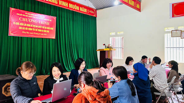 Xã Bằng Mạc tổ chức điểm lưu động hỗ trợ giải quyết thủ tục hành chính cho các đối tượng yếu thế