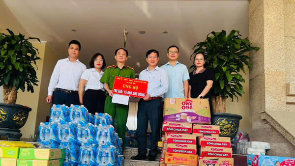 Xã Bằng Mạc hỗ trợ nhân dân xã Hữu Lũng khắc phục hậu quả thiêu tai.