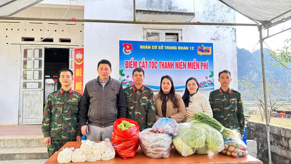 Thăm và tặng quà động viên cán bộ, chiến sĩ Tiểu đoàn 5, Trung đoàn 12, Sư đoàn 3 đang thực hiện nhiệm vụ dân vận giai đoạn 2 năm 2025 tại xã Bằng Mạc
