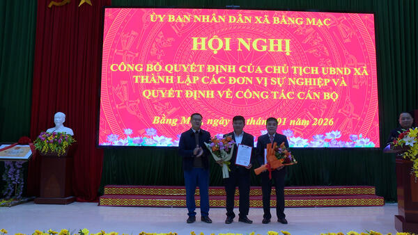 UBND xã Bằng Mạc công bố các quyết định về tổ chức bộ máy và công tác cán bộ