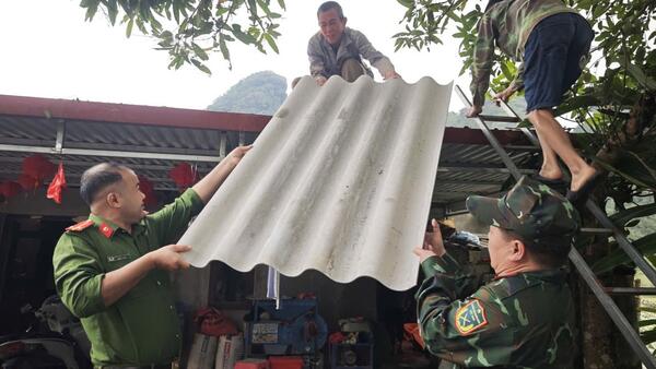 XÃ BẰNG MẠC CHỦ ĐỘNG HỖ TRỢ NGƯỜI DÂN KHẮC PHỤC HẬU QUẢ MƯA LỚN