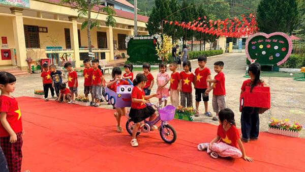 Kỹ năng sống cho trẻ mầm non: Đi đúng làn đường và qua đường an toàn ở nông thôn