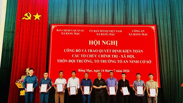 Ủy ban MTTQ Việt Nam xã Bằng Mạc công bố và trao quyết định kiện toàn các tổ chức chính trị - xã hội tại các thôn sau sáp nhập