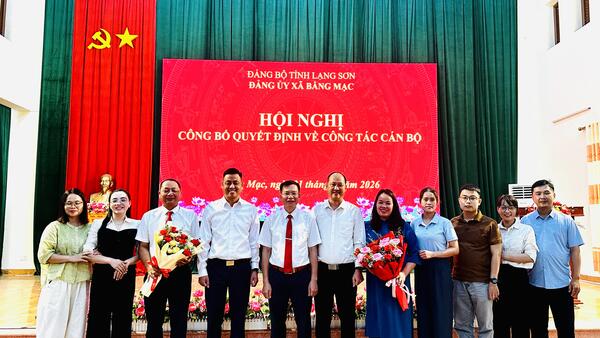 XÃ BẰNG MẠC: CÔNG BỐ QUYẾT ĐỊNH VỀ CÔNG TÁC CÁN BỘ