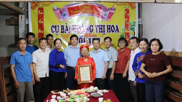 Lãnh đạo UBND tỉnh chúc thọ người cao tuổi tại xã Bằng Mạc