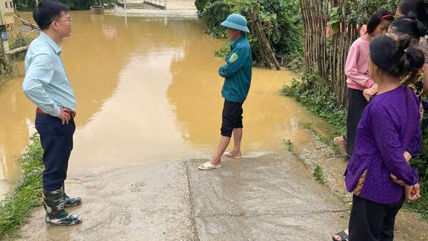 LÃNH ĐẠO XÃ BẰNG MẠC KIỂM TRA TÌNH HÌNH THIỆT HẠI DO MƯA LŨ TRÊN ĐỊA BÀN
