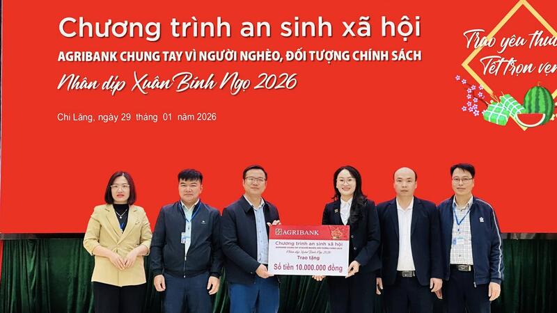 ​ NGÂN HÀNG AGRIBANK TRAO TẶNG KINH PHÍ HỖ TRỢ AN SINH XÃ HỘI TẠI XÃ BẰNG MẠC  ​
