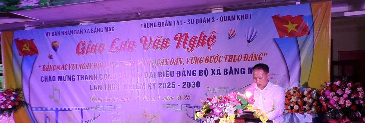 Đồng chí Vương Văn Sơn, Phó chủ tịch UBND xã - Trưởng ban tổ chức phát biểu khai mạ