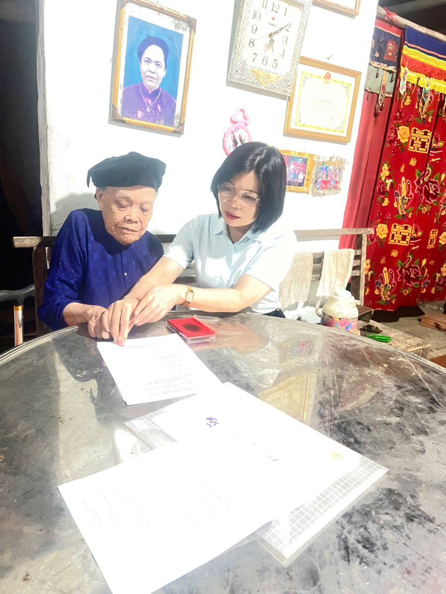 Thực hiện hỗ trợ hộ gia đình ông Nông Văn Xuyến (có mẹ là người khuyết tật không đến ký được). Thủ tục chứng thực hợp đồng tặng cho quyền sử dụng đất tại thôn Làng Phiêng, xã Bằng Mạc, tỉnh Lạng Sơn.