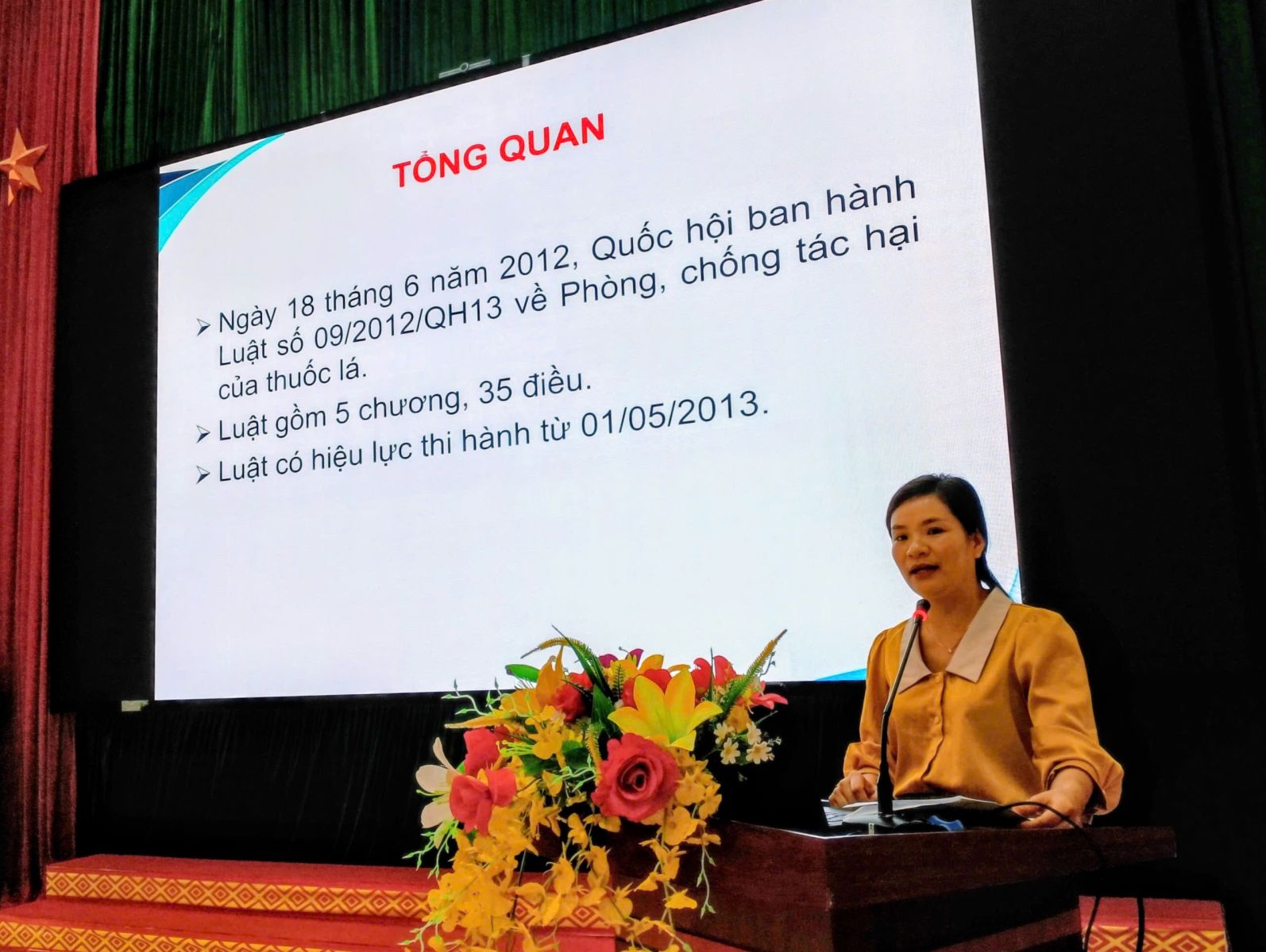 Báo cáo viên Sở Y tế truyền đạt các nội dung về tác hại của thuốc lá và những quy định của pháp luật về phòng, chống tác hại của thuốc lá.